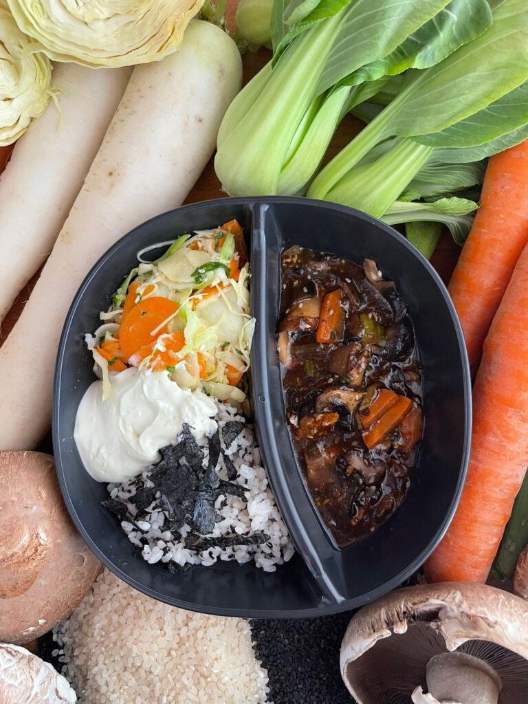 Teriyaki portobello, sushi rýže s mořskou řasou a edamame, pak choi ...